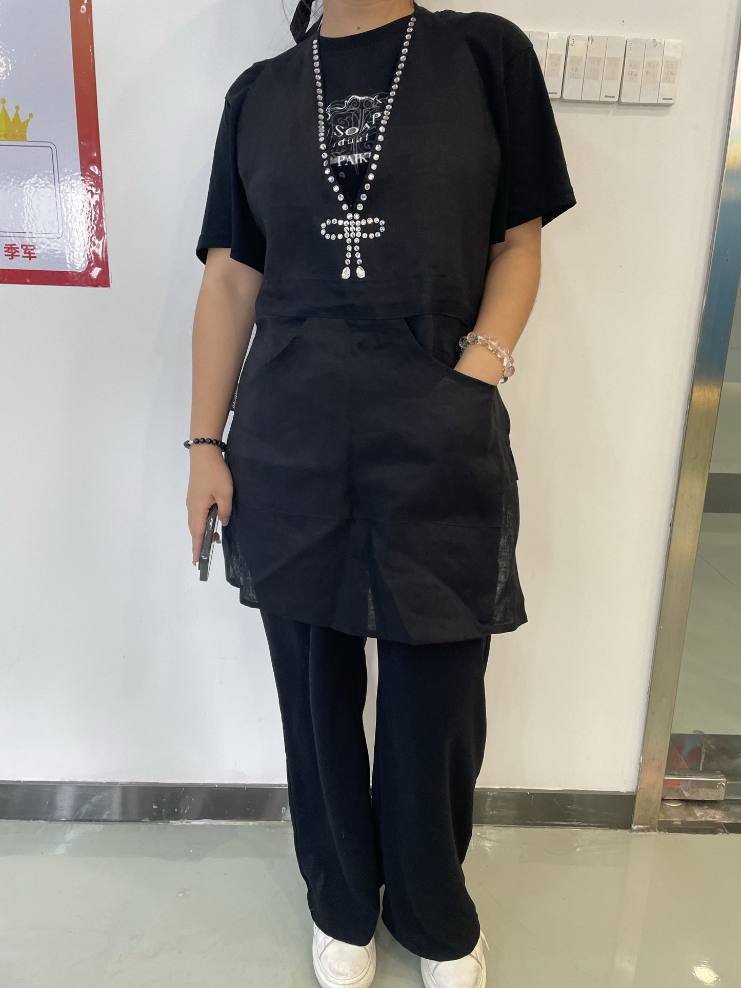 Womens Linen Apron - V-Neck Edition